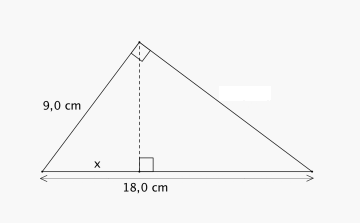 En stor rettvinklet trekant med den korteste siden 9,0 cm lang og den lengste siden lik 18,0 cm. Det felles en normal ned fra 90-graders vinkelene i den store trekanten ned på den lengste siden. Den korteste linjestykket er x.